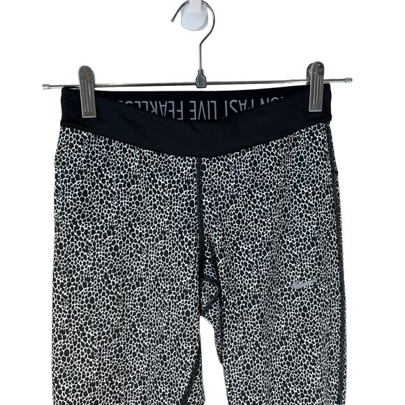 NIKE Dri Fit Women's Printed Cropped Legging Animal Print Size XS Gym Activewear - Picture 3 of 12